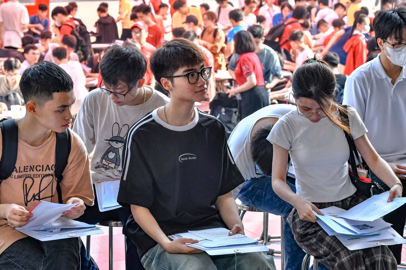 Chưa kịp vui trúng tuyển đại học, sinh viên đã lo tăng học phí. Ảnh: NGHIÊM HUÊ