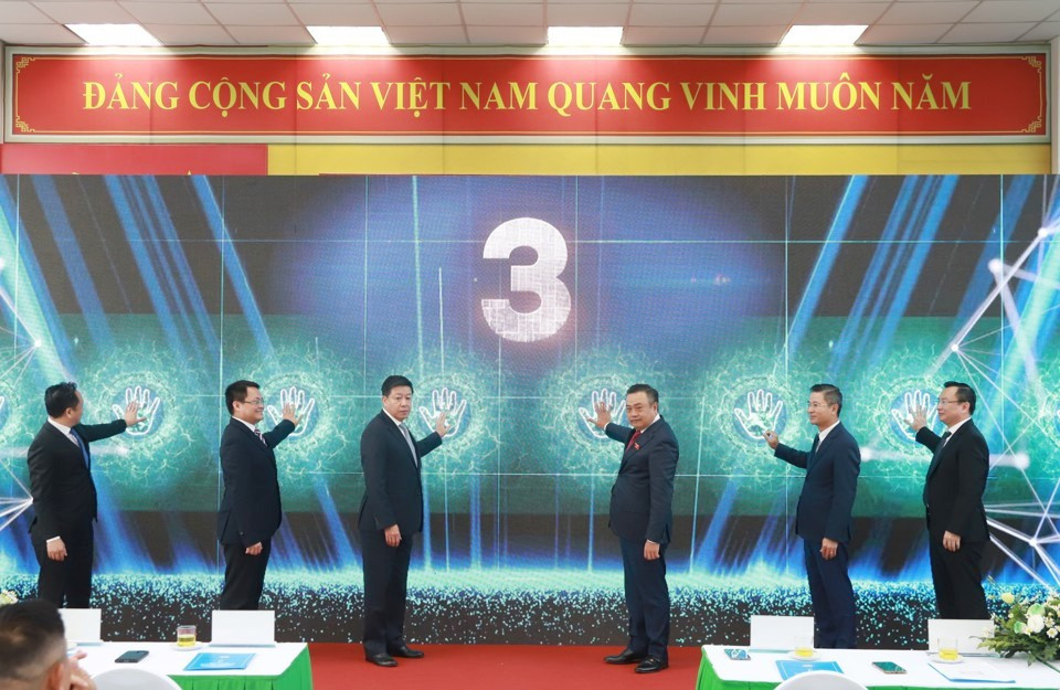 Chủ tịch UBND thành phố Trần Sỹ Thanh, Phó Chủ tịch UBND thành phố Dương Đức Tuấn, lãnh đạo Sở GTVT, Trung tâm HPTC và đại diện các Sở ngành Hà Nội đặt tay chính thức “kích hoạt” triển khai thẻ vé điện tử ngày 28/11/2023