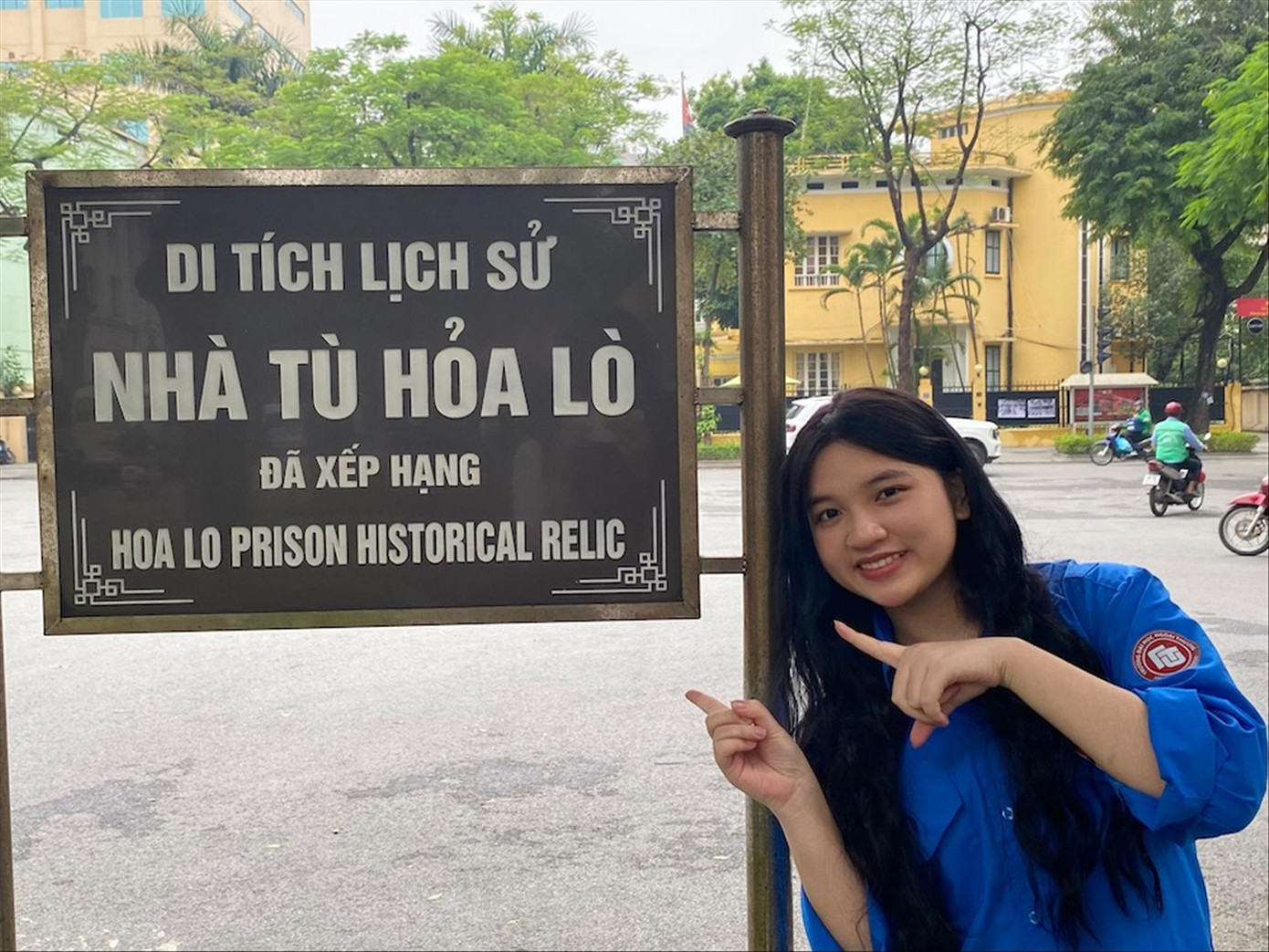 Nguyễn Minh Anh, sinh viên năm 2 Trường ĐH Ngoại thương bên Di tích Lịch sử Nhà tù Hỏa Lò Nguyễn Minh Anh, sinh viên năm 2 Trường ĐH Ngoại thương bên Di tích Lịch sử Nhà tù Hỏa Lò