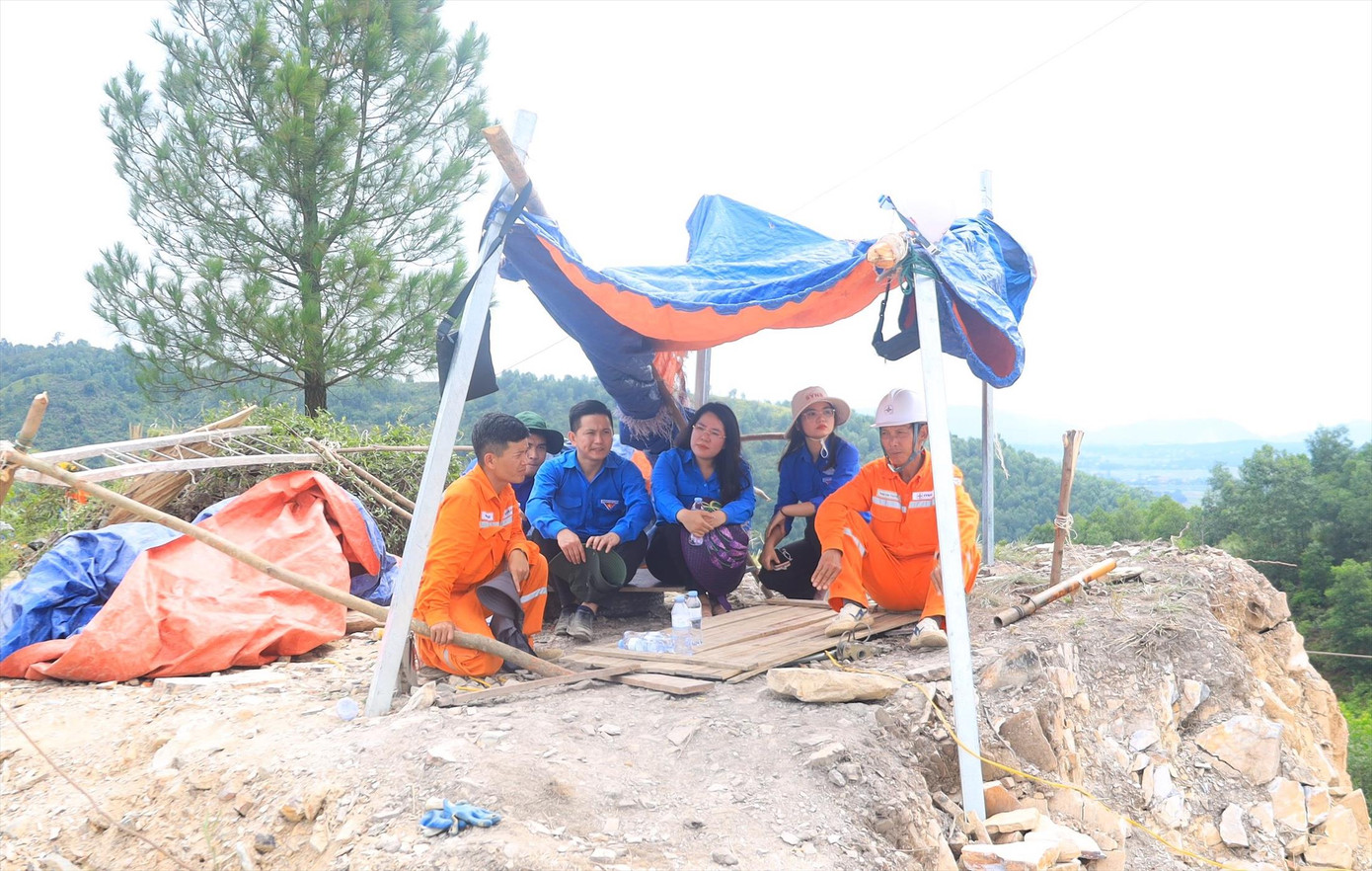 Tỉnh Đoàn Nghệ An đến lán trại thăm hỏi, động việc cán bộ, công nhân viên thi công đường điện 500kV tại xã Khánh Sơn (huyện Nam Đàn, Nghệ An) Tỉnh Đoàn Nghệ An đến lán trại thăm hỏi, động việc cán bộ, công nhân viên thi công đường điện 500kV tại xã Khánh Sơn (huyện Nam Đàn, Nghệ An)