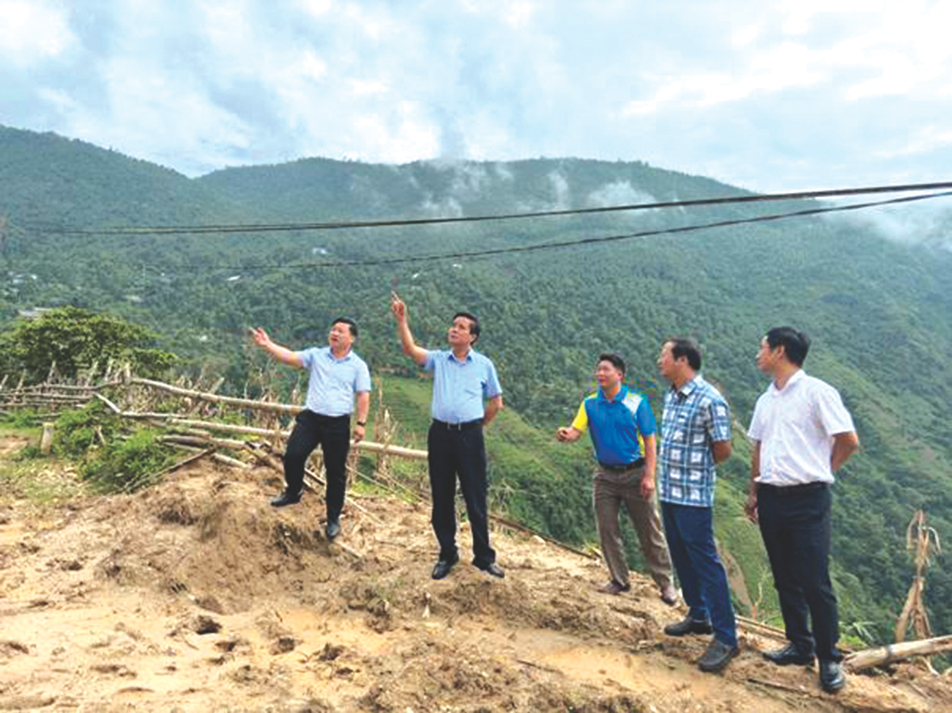 Đồng chí Phan Đăng Toàn (thứ 2 bên trái) – TUV, Bí thư Thị ủy, Chủ tịch HĐND thị xã Sa Pa đi khảo sát công trình dự án tại xã Thanh Bình