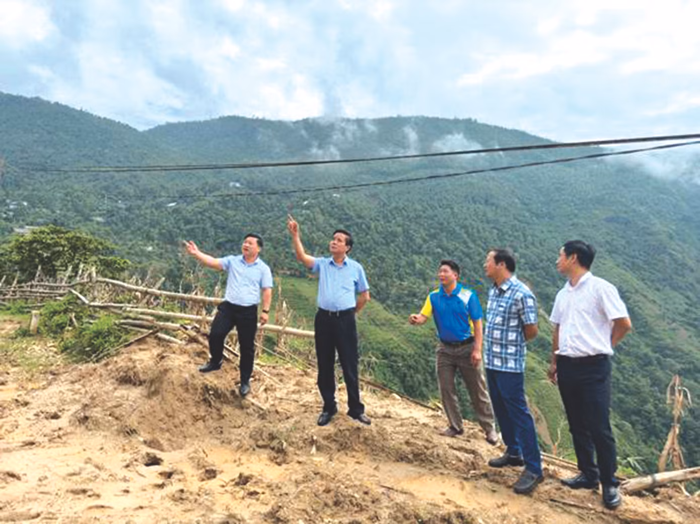 Đồng chí Phan Đăng Toàn (thứ 2 bên trái) – TUV, Bí thư Thị ủy, Chủ tịch HĐND thị xã Sa Pa đi khảo sát công trình dự án tại xã Thanh Bình