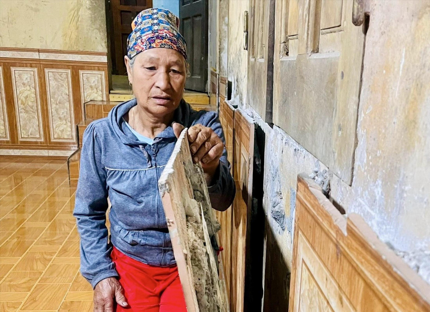 Một số mảng vữa, gạch ốp nhà bà Y Môn (ở Đăk Tăng, huyện Kon Plông, Kon Tum), bị rơi xuống