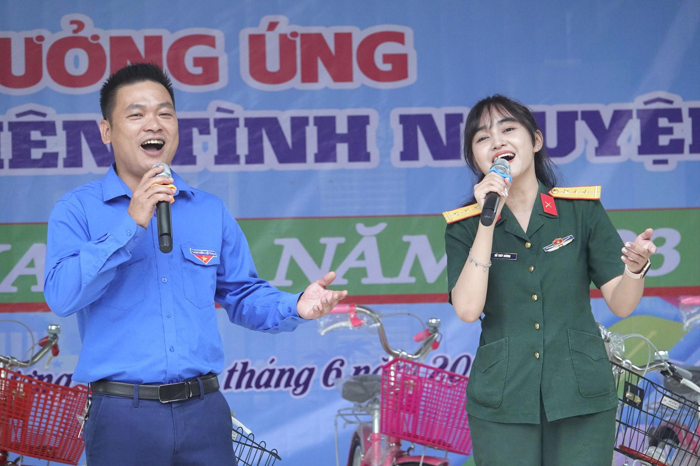 Đại úy Đỗ Thùy Dương cùng cán bộ Huyện Đoàn Lương Sơn (Hòa Bình) biểu diễn văn nghệ trong chương trình ra quân hưởng ứng Chiến dịch Thanh niên tình nguyện Hè. Ảnh: Nguyễn Minh