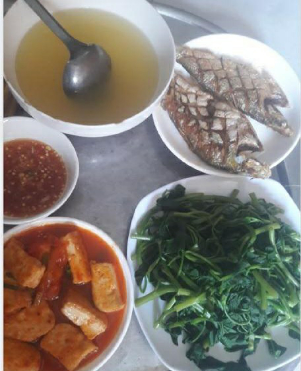 Mâm cơm 15 ngàn đồng gây tranh cãi Mâm cơm 15 ngàn đồng gây tranh cãi