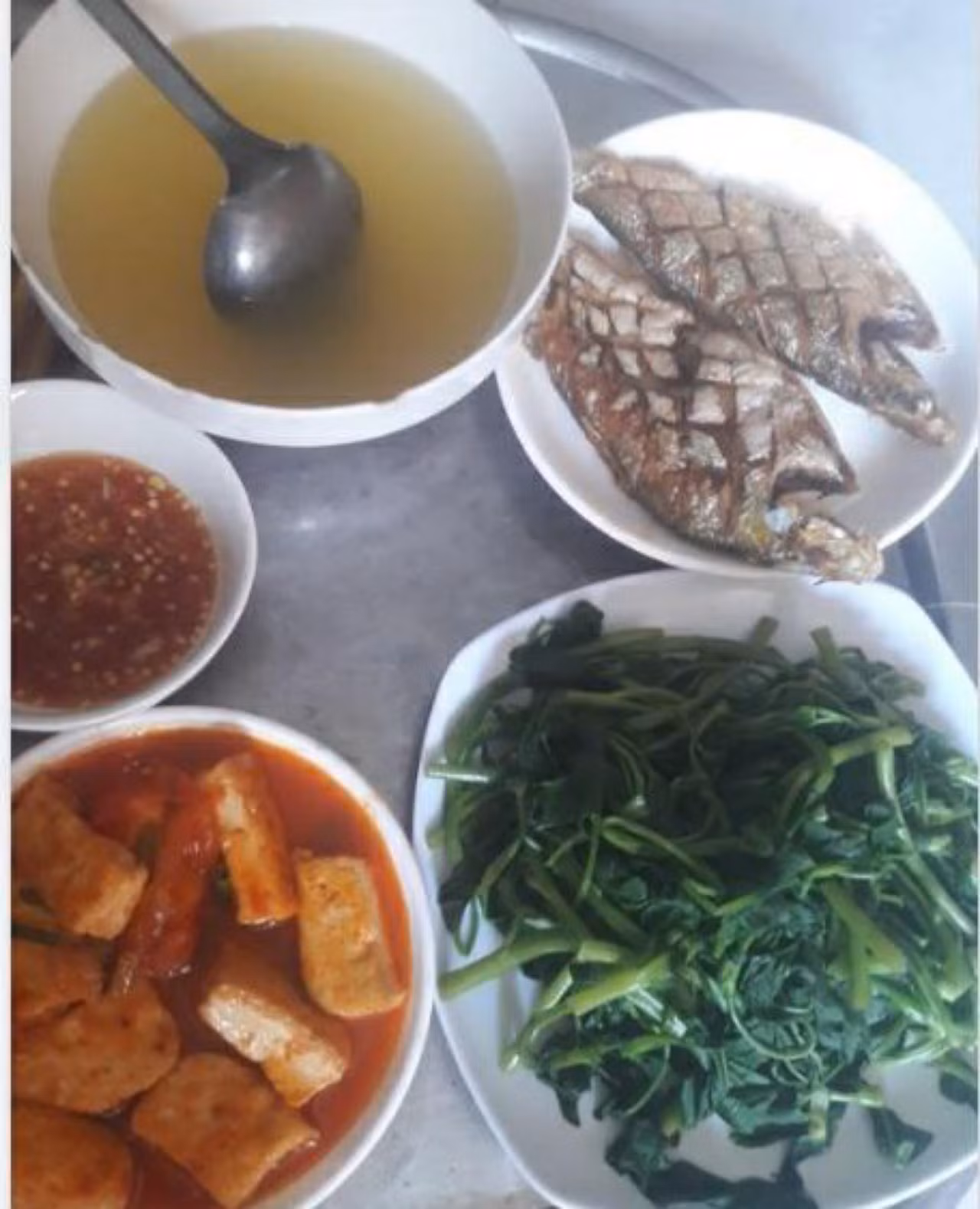 Mâm cơm 15 ngàn đồng gây tranh cãi