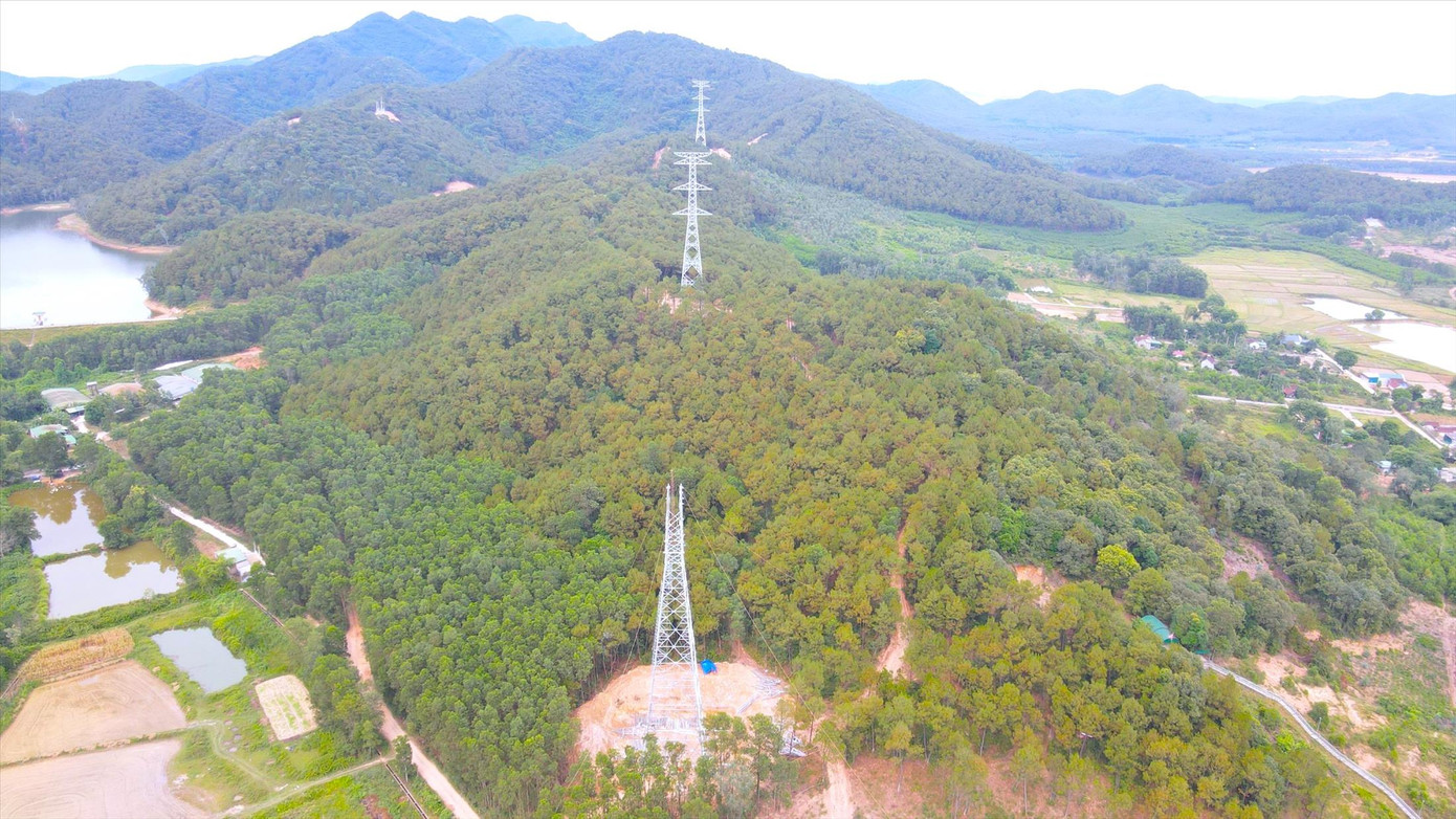 Những cây cột điện 500kV mạch 3 đang dần hình thành trên địa bàn tỉnh Nghệ An Những cây cột điện 500kV mạch 3 đang dần hình thành trên địa bàn tỉnh Nghệ An