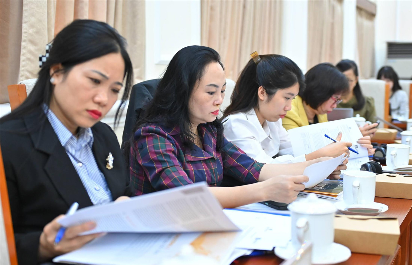 Các đại biểu tham dự Hội thảo tham vấn về khung chính sách và pháp lí cho nhà giáo. Ảnh: TRẦN HIỆP