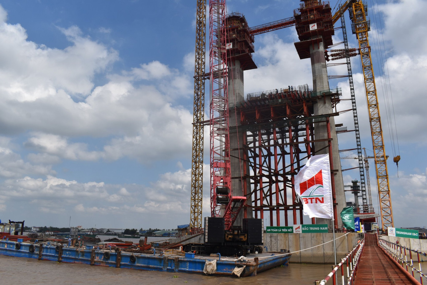 Cầu Rạch Miễu 2 đang triển khai thi công, dự kiến sẽ hoàn thành trong năm 2025. Cầu Rạch Miễu 2 đang triển khai thi công, dự kiến sẽ hoàn thành trong năm 2025.