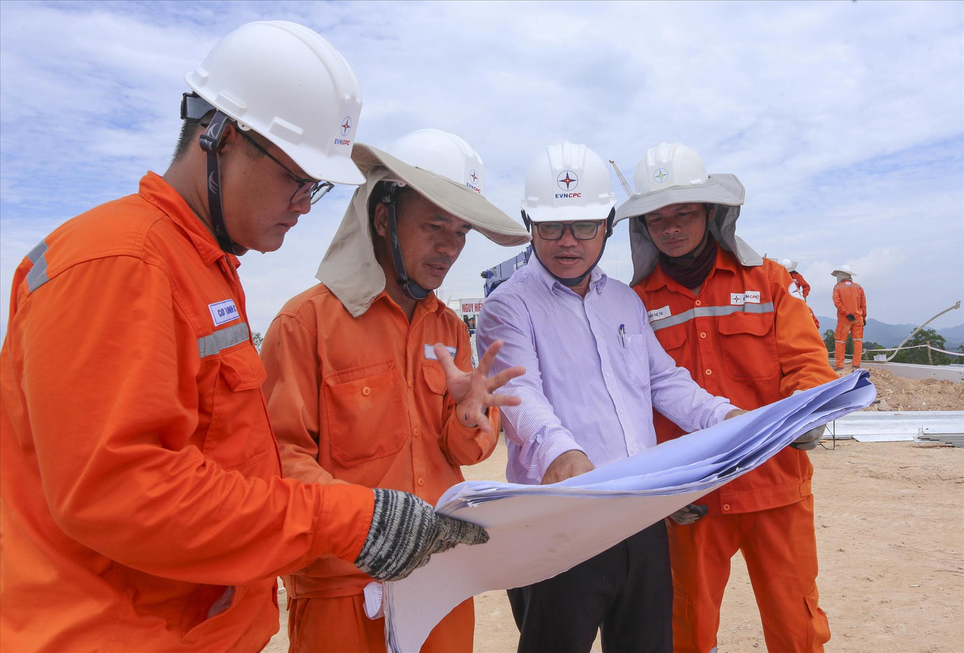 Ông Lê Trọng Phước Sơn - Phó phòng An toàn điện (PC Thừa Thiên - Huế, áo trắng) - Đội trưởng Đội xung kích bàn bạc phương án thi công với các kỹ sư. Ông Lê Trọng Phước Sơn - Phó phòng An toàn điện (PC Thừa Thiên - Huế, áo trắng) - Đội trưởng Đội xung kích bàn bạc phương án thi công với các kỹ sư.