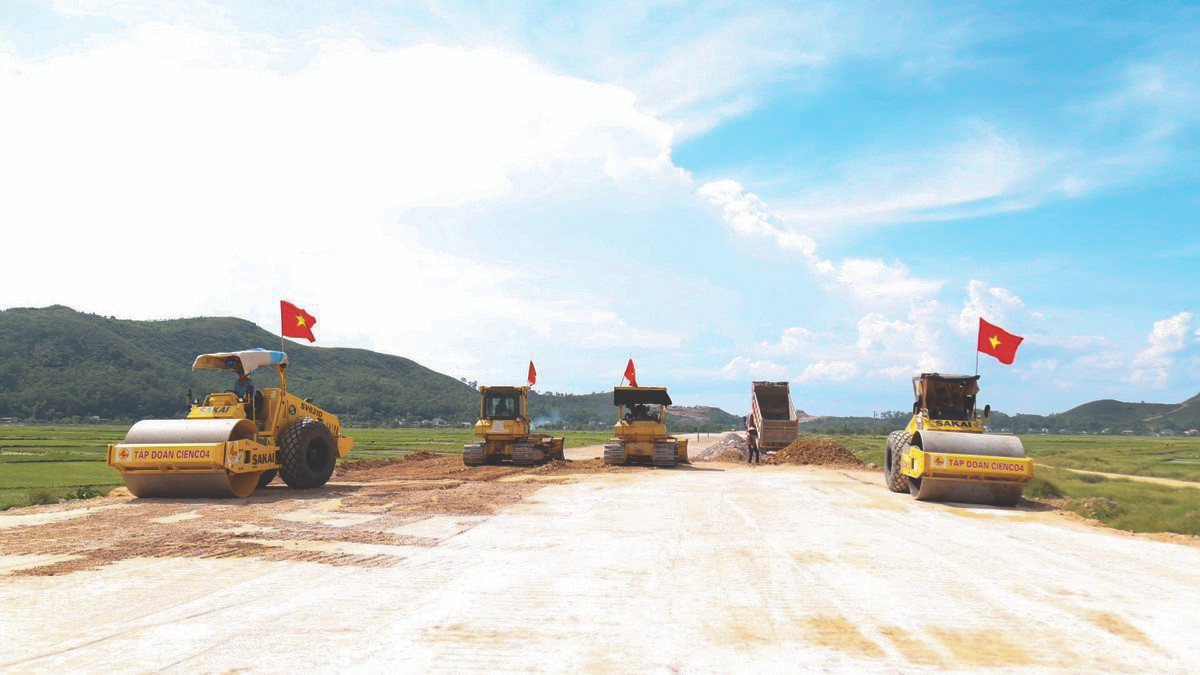 Cao tốc Diễn Châu - Bãi Vọt hoàn thiện những hạng mục cuối cùng để kịp thông xe trong dịp 30/4 – 1/5. Ảnh: Thu Hiền