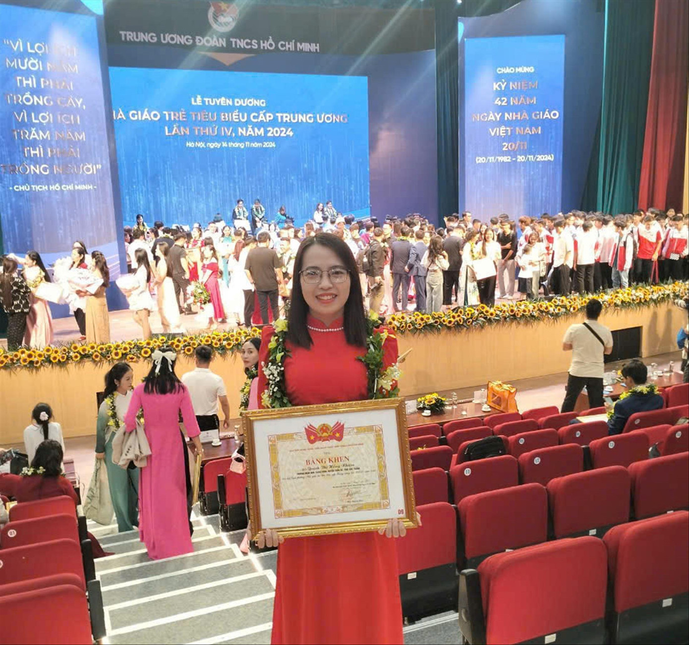 Cô Quách Thị Hồng Nhiệm (giáo viên trường Mầm non xã Trung Bình, huyện Trần Đề, Sóc Trăng) tại chương trình tuyên dương “Nhà giáo trẻ tiêu biểu” toàn quốc năm 2024. Cô Quách Thị Hồng Nhiệm (giáo viên trường Mầm non xã Trung Bình, huyện Trần Đề, Sóc Trăng) tại chương trình tuyên dương “Nhà giáo trẻ tiêu biểu” toàn quốc năm 2024.