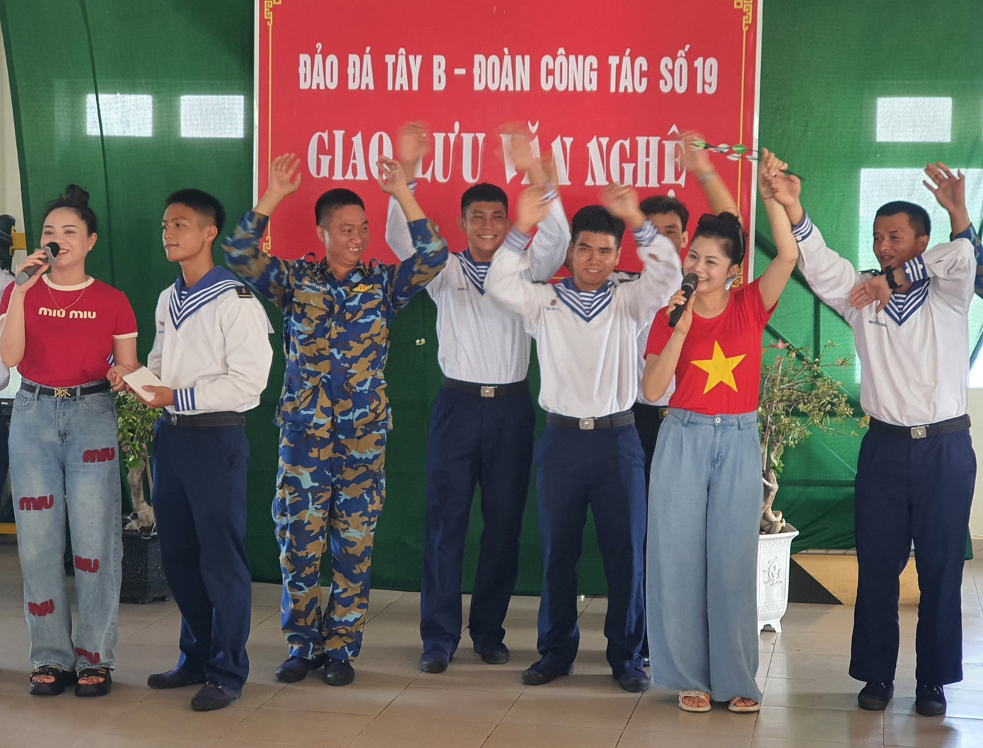 Chiến sỹ đảo Đá Tây B giao lưu với nghệ sĩ Nhà hát Nghệ thuật truyền thống tỉnh Nam Định. Ảnh: Nguyễn Tuấn Chiến sỹ đảo Đá Tây B giao lưu với nghệ sĩ Nhà hát Nghệ thuật truyền thống tỉnh Nam Định. Ảnh: Nguyễn Tuấn