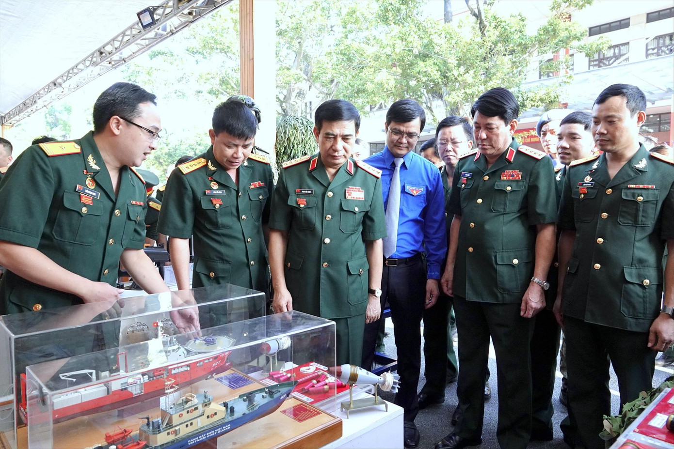 Thiếu tá Trần Ngọc Minh (ngoài cùng bên trái) giới thiệu với lãnh đạo Quân ủy T.Ư, Bộ Quốc phòng và T.Ư Đoàn về các công trình, sáng kiến tiêu biểu của tuổi trẻ ngành quân giới Việt Nam. Ảnh: Nguyễn Minh