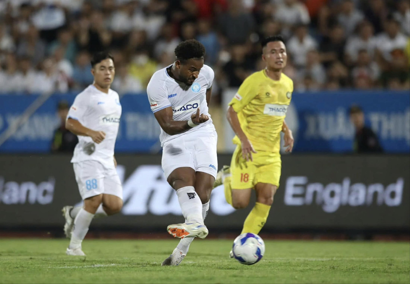 Nguyễn Xuân Son (giữa) có thể là giải pháp cho thành tích về mặt ngắn hạn của đội tuyển Việt Nam nhưng về dài hạn, cần phát triển các giải quốc nội. Ảnh: Thỏa Văn Nguyễn Xuân Son (giữa) có thể là giải pháp cho thành tích về mặt ngắn hạn của đội tuyển Việt Nam nhưng về dài hạn, cần phát triển các giải quốc nội. Ảnh: Thỏa Văn