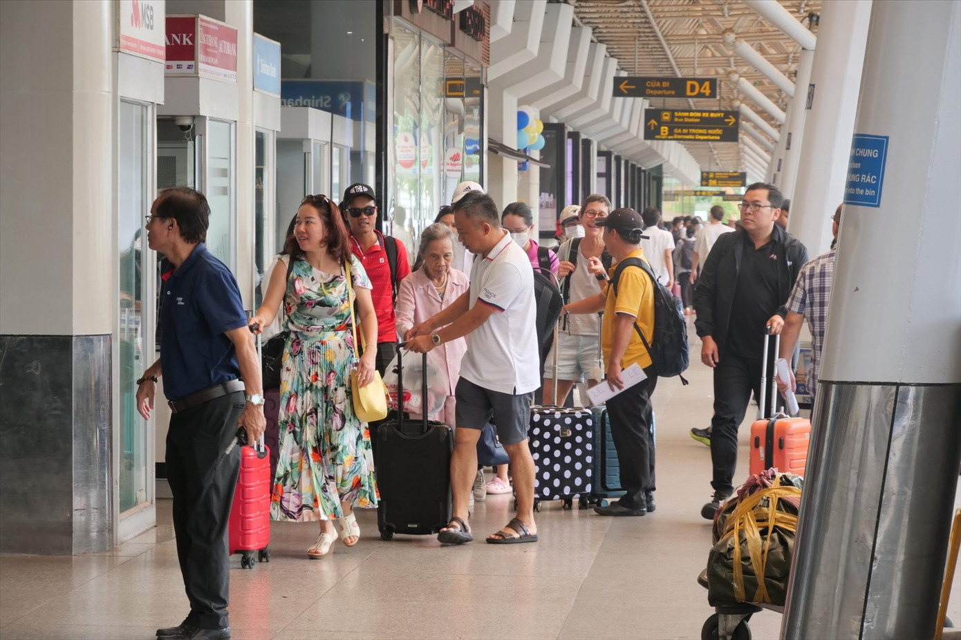 Giá vé máy bay tăng cao khiến du khách ngại du lịch nội địa