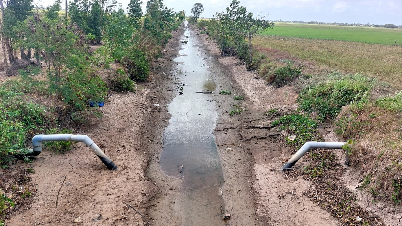 Kênh, rạch ở huyện Long Phú, Sóc Trăng cạn trơ đáy. Kênh, rạch ở huyện Long Phú, Sóc Trăng cạn trơ đáy.