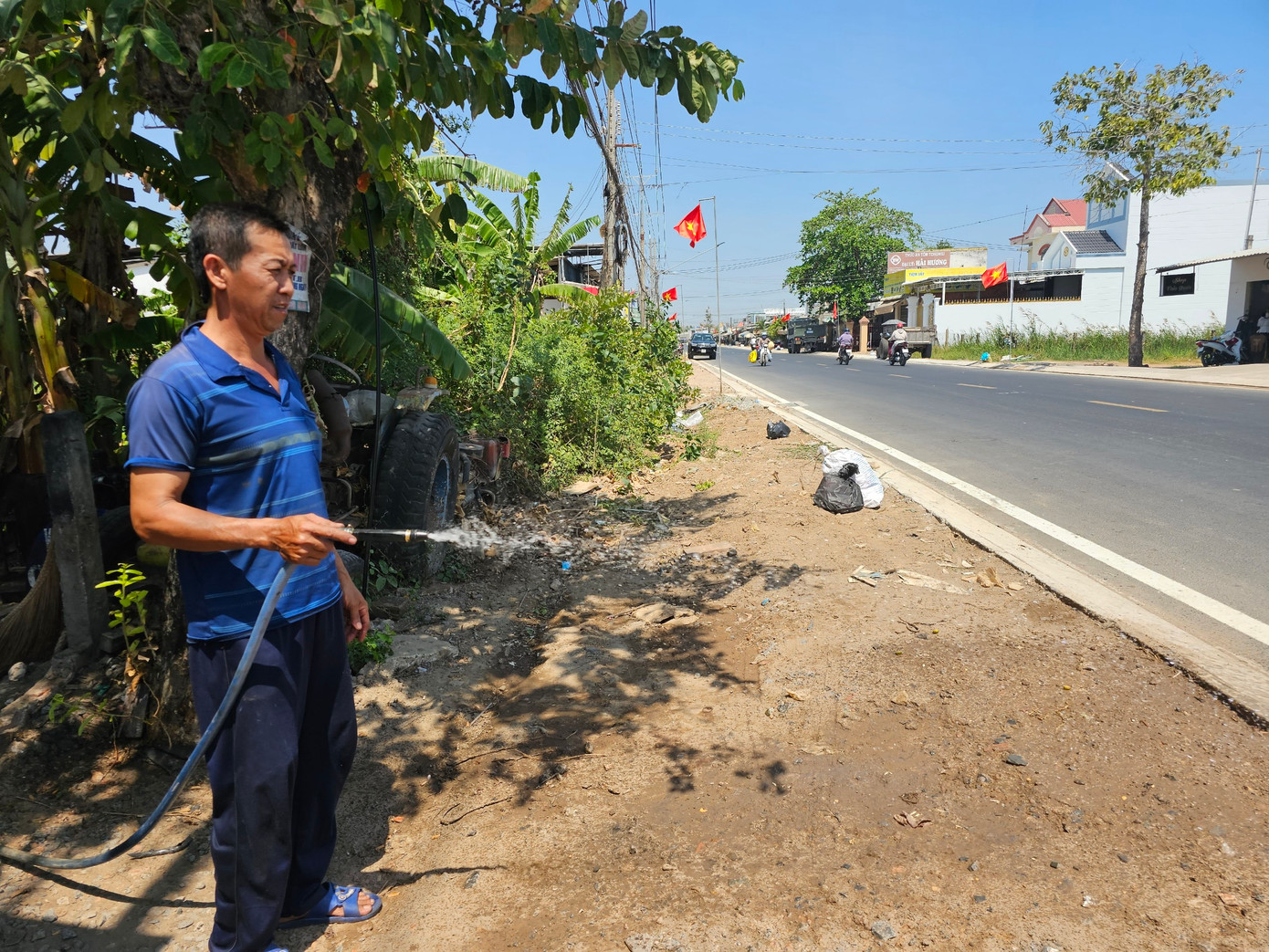 Ông Trần Văn Vũ (Bình Đại, Bến Tre) dùng nước máy tưới đường cho giảm nhiệt khi nước đã nhiễm mặn, không còn dùng để ăn, uống được nữa. Ông Trần Văn Vũ (Bình Đại, Bến Tre) dùng nước máy tưới đường cho giảm nhiệt khi nước đã nhiễm mặn, không còn dùng để ăn, uống được nữa.