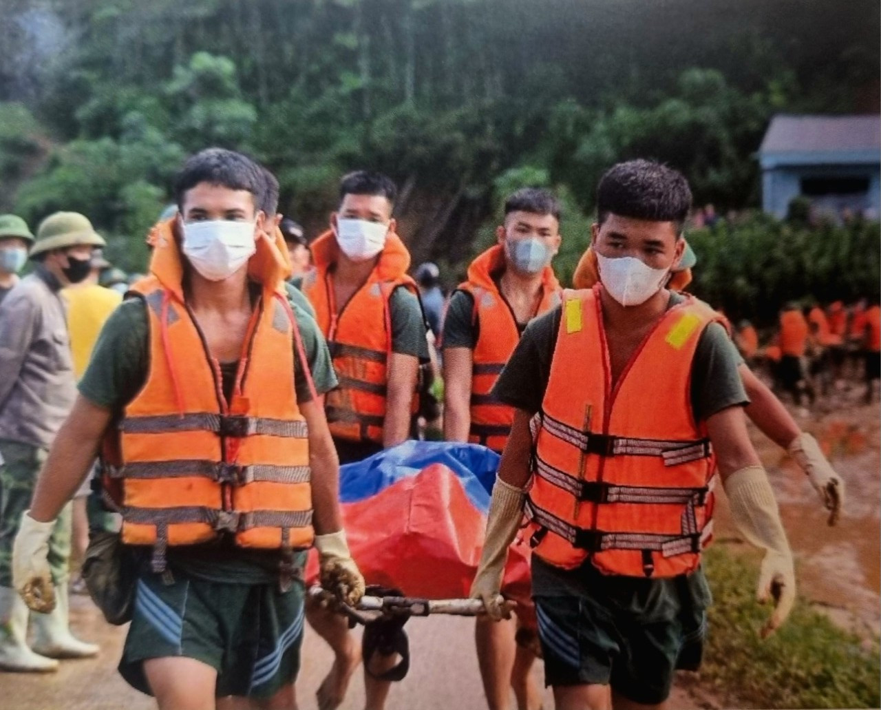 Các chiến sĩ Trung đoàn 98 đưa thi thể đi nhận dạng Các chiến sĩ Trung đoàn 98 đưa thi thể đi nhận dạng