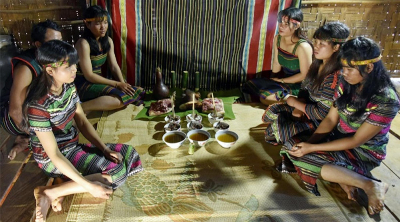 Lễ mừng thọ là phong tục đẹp của người M’nông. Lễ mừng thọ là phong tục đẹp của người M’nông.