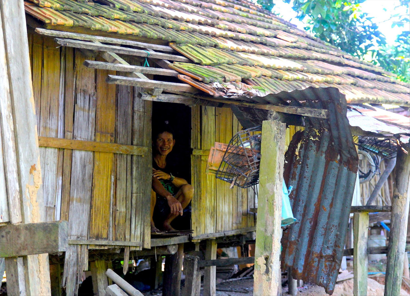 Người dân xã Đăk Rinh ở trong những căn nhà sàn nhiều năm tuổi