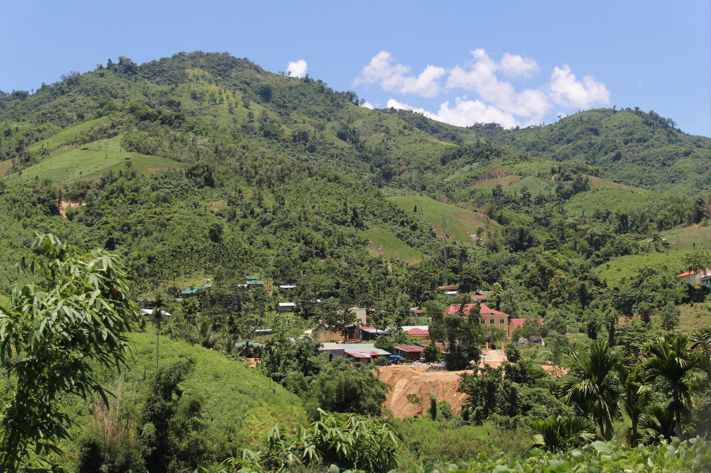 Thủy điện Đăk Đrinh và những ngôi nhà trên vách núi. Thủy điện Đăk Đrinh và những ngôi nhà trên vách núi.