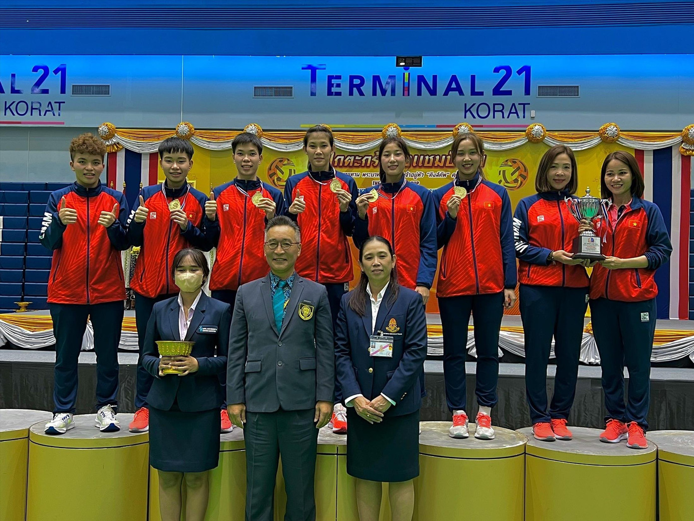 Ngọc Yến (thứ 4 từ trái sang) cùng đội tuyển cầu mây Việt Nam giành HCV giải thế giới Ngọc Yến (thứ 4 từ trái sang) cùng đội tuyển cầu mây Việt Nam giành HCV giải thế giới