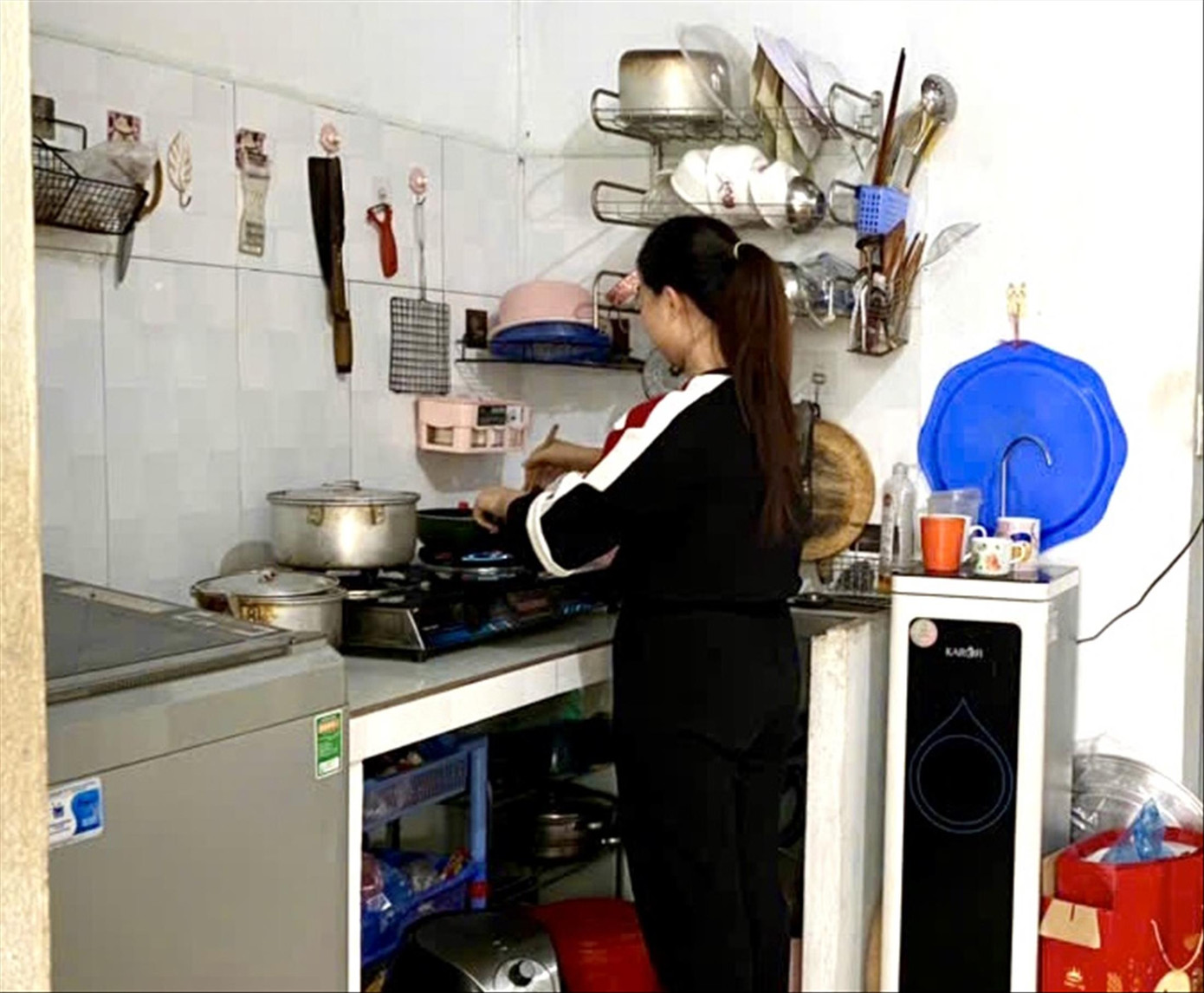 Chị Trần Ngọc Minh trong căn nhà thuê của mình. Ảnh: Lưu Trinh