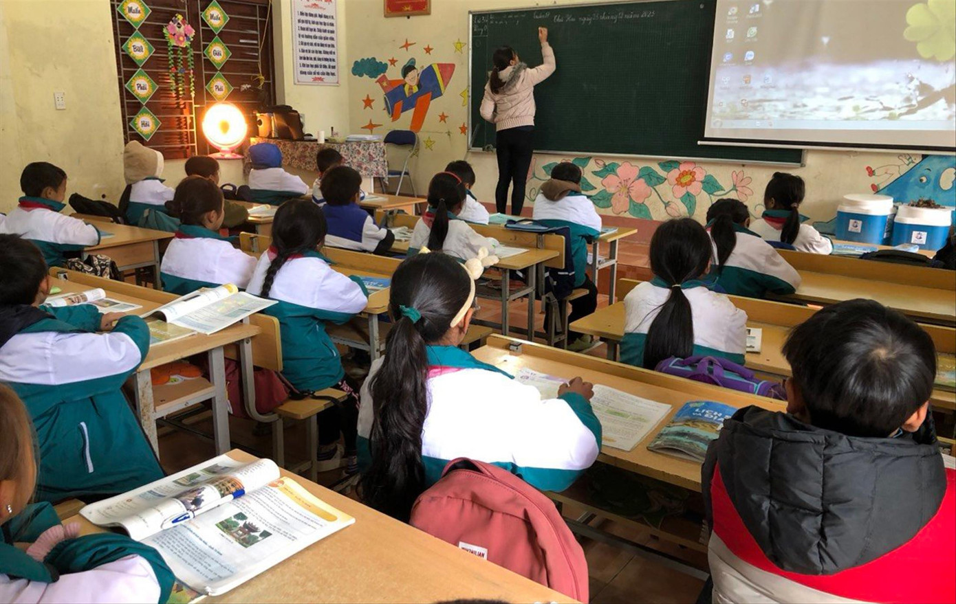 Cô và trò Trường Tiều học Dào San, huyện Phong Thổ, Lai Châu