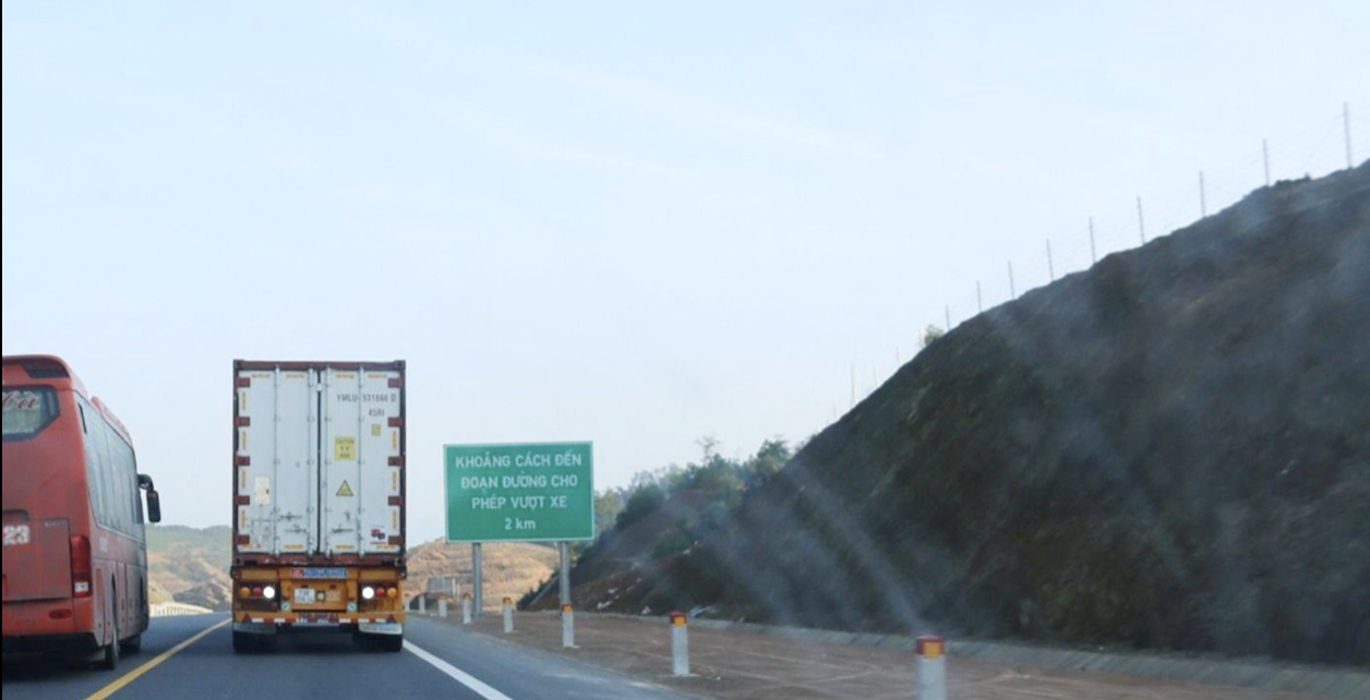 Đường hẹp, trời sương mù, phương tiện vượt nhau trên cao tốc Cam Lộ - La Sơn dễ gây tai nạn Đường hẹp, trời sương mù, phương tiện vượt nhau trên cao tốc Cam Lộ - La Sơn dễ gây tai nạn