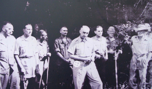 Tướng Đờ Cát và các sĩ quan của mình đầu hàng vô điều kiện. Ảnh tư liệu Tướng Đờ Cát và các sĩ quan của mình đầu hàng vô điều kiện. Ảnh tư liệu