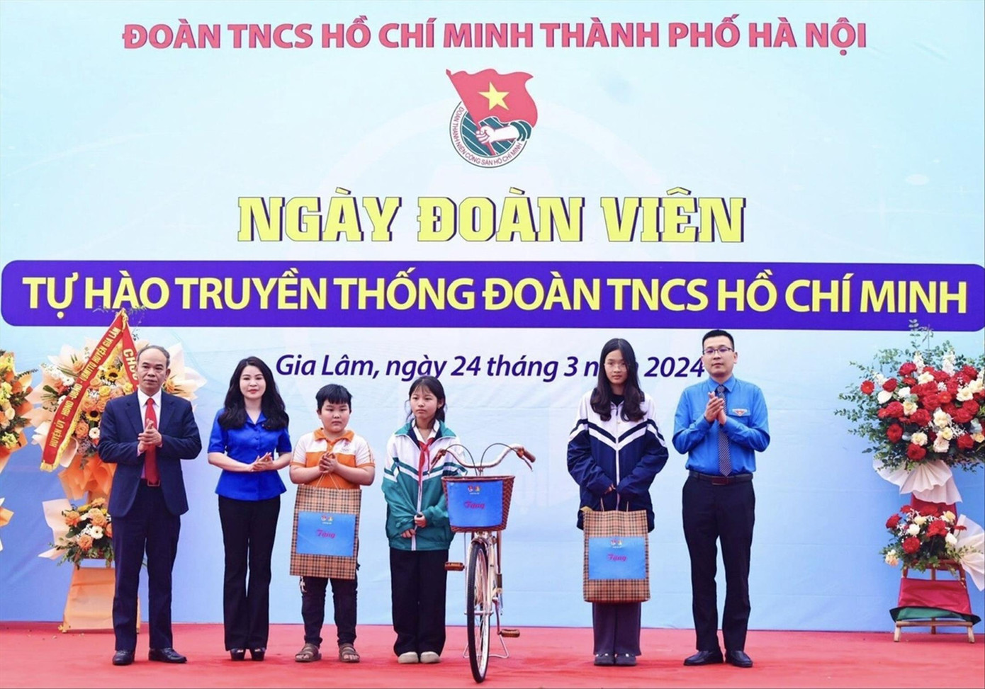 Chị Chu Hồng Minh - Bí thư Thành Đoàn Hà Nội, cùng đại diện huyện Gia Lâm trao món quà “Điều ước của em” cho 3 học sinh có hoàn cảnh khó khăn. Chị Chu Hồng Minh - Bí thư Thành Đoàn Hà Nội, cùng đại diện huyện Gia Lâm trao món quà “Điều ước của em” cho 3 học sinh có hoàn cảnh khó khăn.