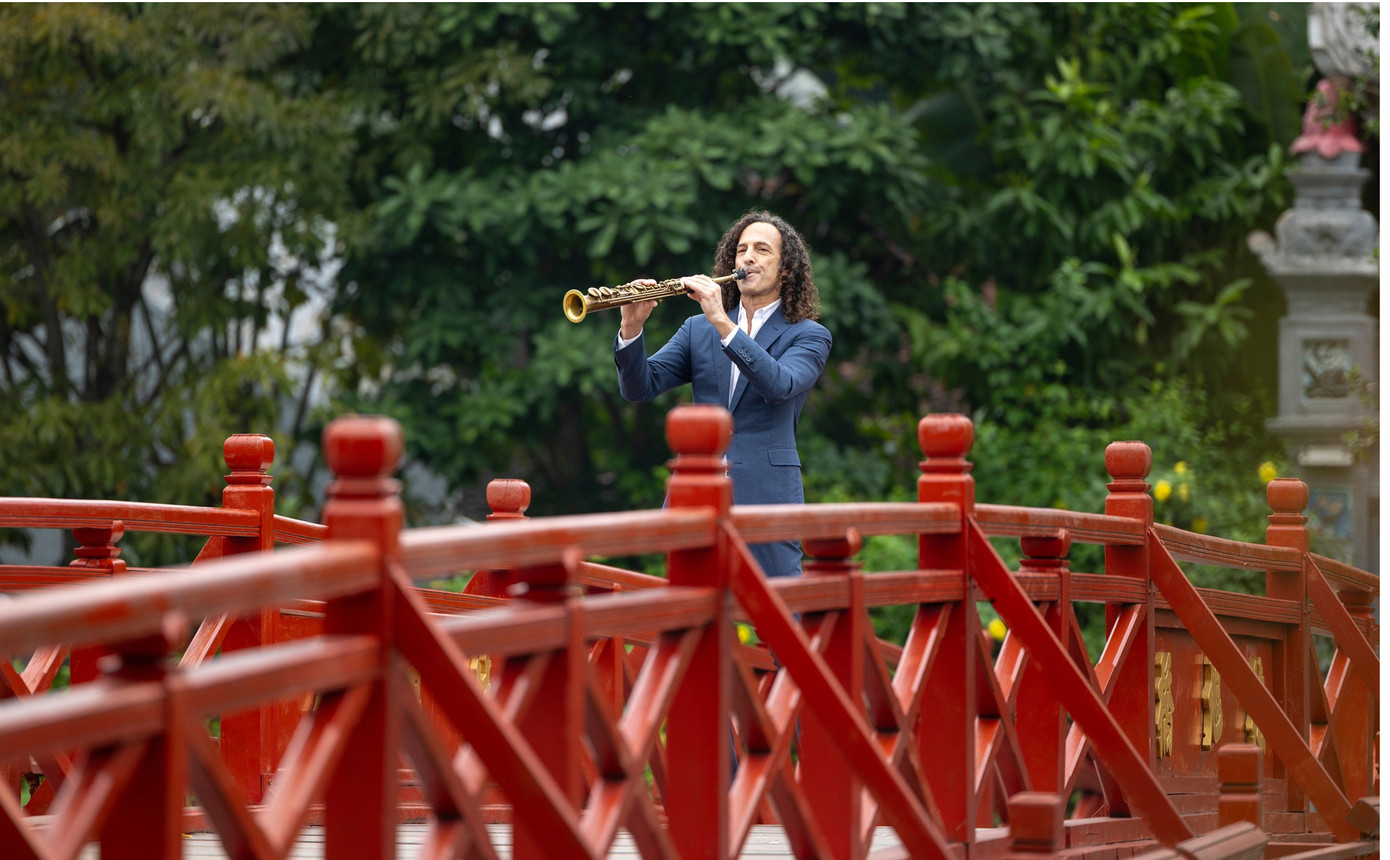 Hình ảnh cầu Thê Húc cùng nhiều thắng cảnh xuất hiện trong MV “Going Home” của nghệ sĩ Kenny G