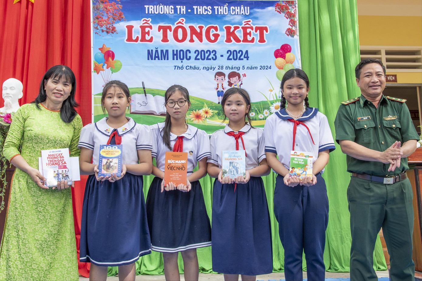 Cô Hà Thị Kim Oanh nhận sách do Đồn Biên phòng Thổ Châu chuyển tặng. Ảnh: Văn Chương