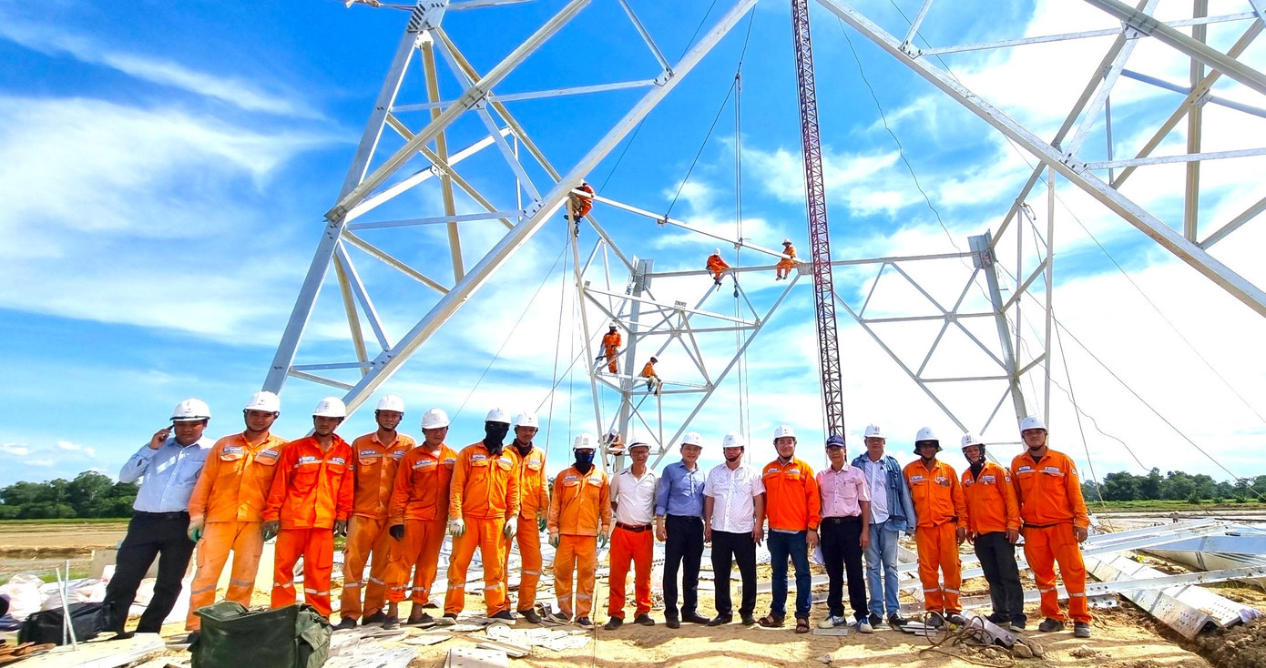 Lãnh đạo EVNSPC đến hiện trường động viên lực lượng xung kích PC Long An, tại trụ số 172 địa bàn xã Đông Hoàng, huyện Đông Sơn, tỉnh Thanh Hóa Lãnh đạo EVNSPC đến hiện trường động viên lực lượng xung kích PC Long An, tại trụ số 172 địa bàn xã Đông Hoàng, huyện Đông Sơn, tỉnh Thanh Hóa