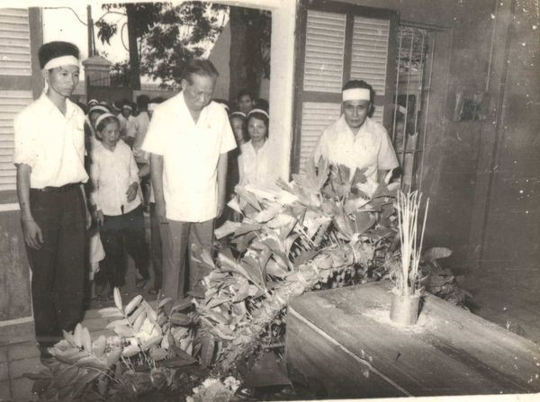 TBT Lê Duẩn viếng cụ Bùi Châu (Ảnh TL gia đình)