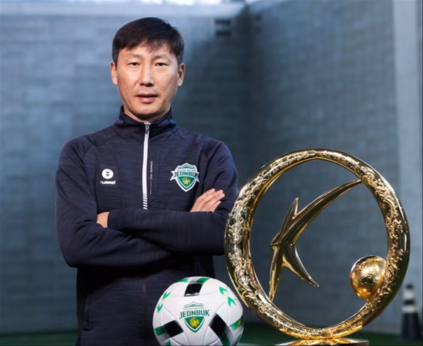 HLV Kim Sang-sik chính thức thay ông Philippe Troussier dẫn dắt đội tuyển Việt Nam và đội tuyển U23 Việt Nam. HLV Kim Sang-sik chính thức thay ông Philippe Troussier dẫn dắt đội tuyển Việt Nam và đội tuyển U23 Việt Nam.