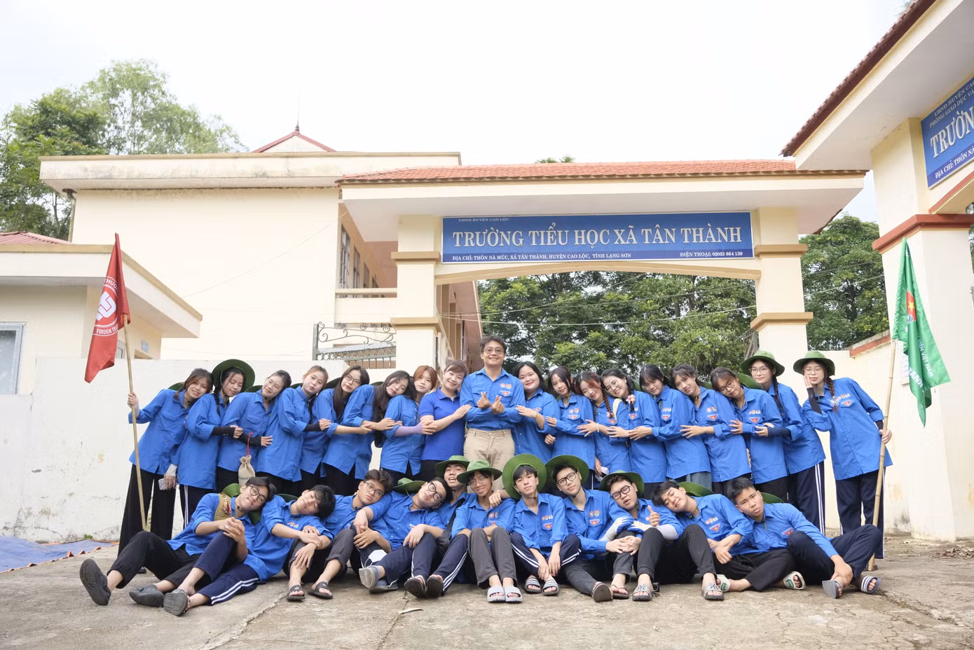 Đoàn sinh viên Ngoại thương tham gia chiến dịch Mùa hè xanh ở xã Tân Thành, huyện Cao Lộc, tỉnh Lạng Sơn. Ảnh: Châu Linh Đoàn sinh viên Ngoại thương tham gia chiến dịch Mùa hè xanh ở xã Tân Thành, huyện Cao Lộc, tỉnh Lạng Sơn. Ảnh: Châu Linh