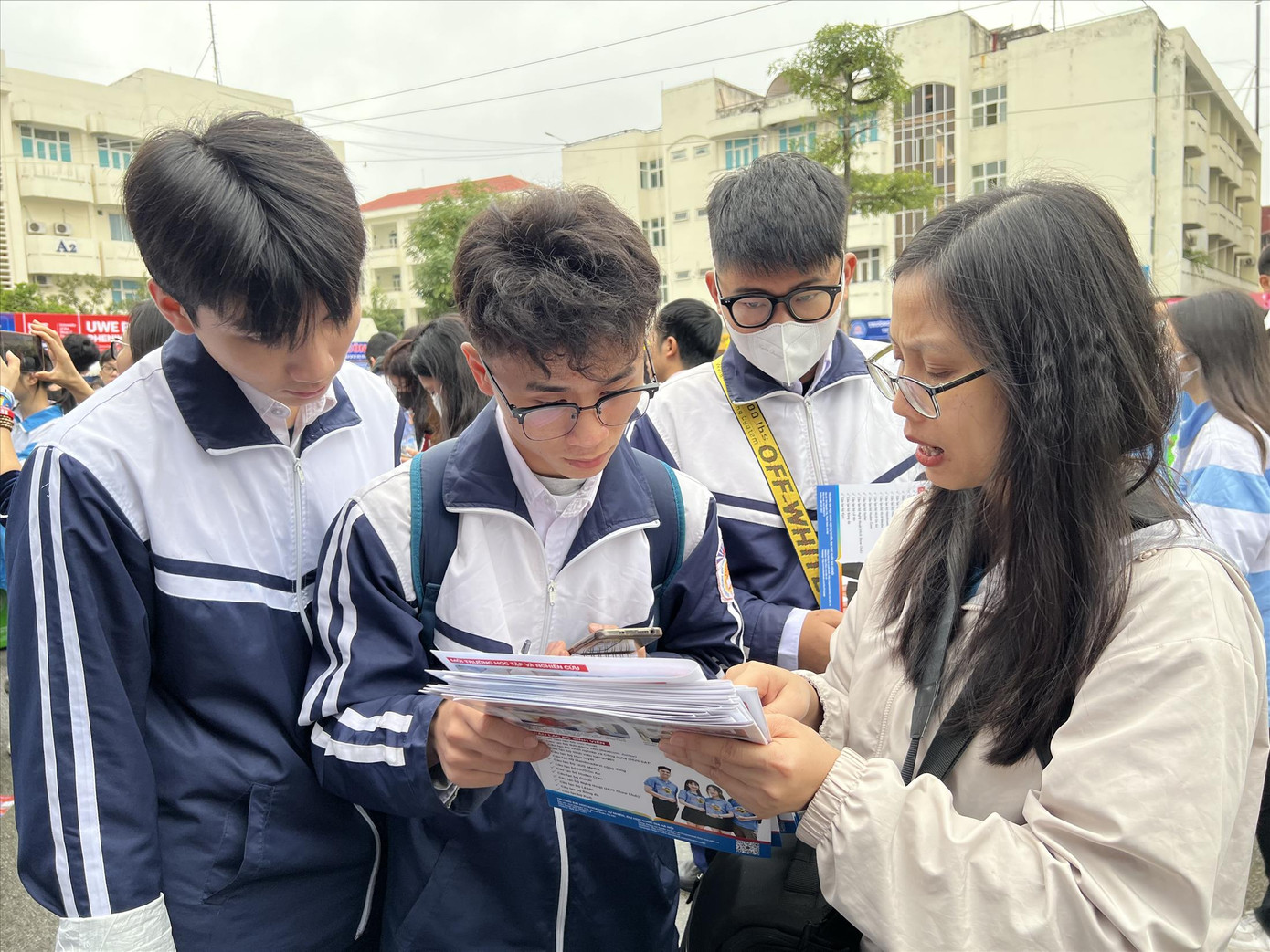 Thí sinh tham gia chương trình Tư vấn tuyển sinh - Hướng nghiệp để tìm hiểu thông tin ngành nghề, cơ hội trúng tuyển ĐH. Ảnh: Nghiêm Huê