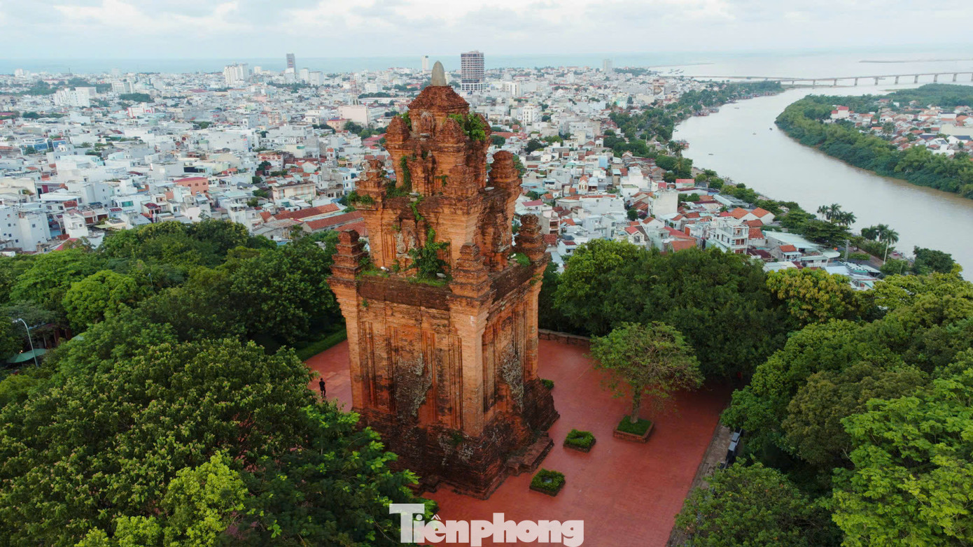 Thành phố Tuy Hòa nhìn từ đỉnh núi Nhạn. Ảnh: NHư Ý