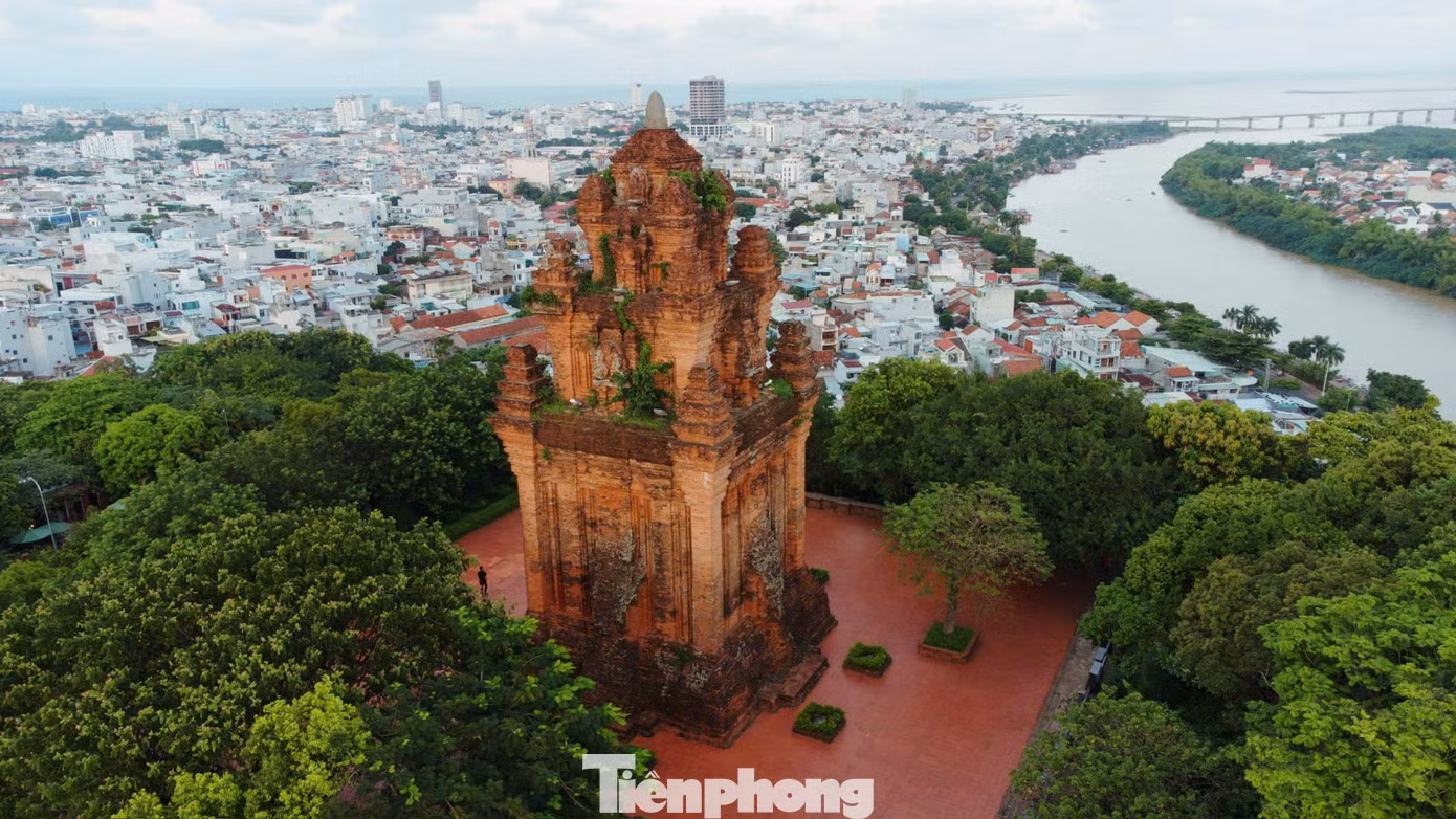 Thành phố Tuy Hòa nhìn từ đỉnh núi Nhạn. Ảnh: NHư Ý Thành phố Tuy Hòa nhìn từ đỉnh núi Nhạn. Ảnh: NHư Ý