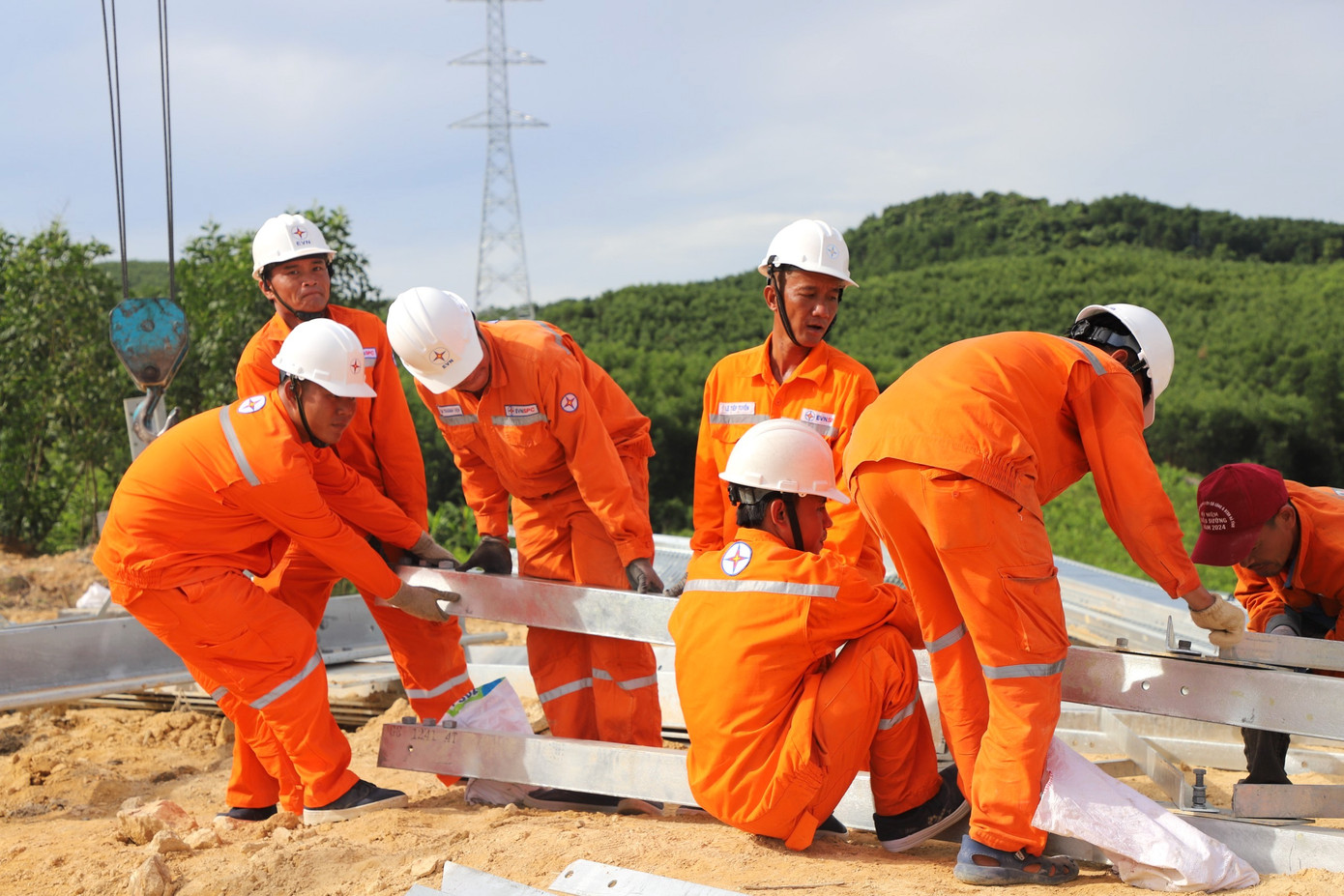 Nhóm xung kích đang cố gắng nắn, chỉnh, căn đưa vào lỗ cho chính xác để bắt đai ốc các thanh đà chính, ráp thành hình (tại trụ 84 xã Kỳ Tân, thị xã Kỳ Anh, tỉnh Hà Tĩnh) Nhóm xung kích đang cố gắng nắn, chỉnh, căn đưa vào lỗ cho chính xác để bắt đai ốc các thanh đà chính, ráp thành hình (tại trụ 84 xã Kỳ Tân, thị xã Kỳ Anh, tỉnh Hà Tĩnh)