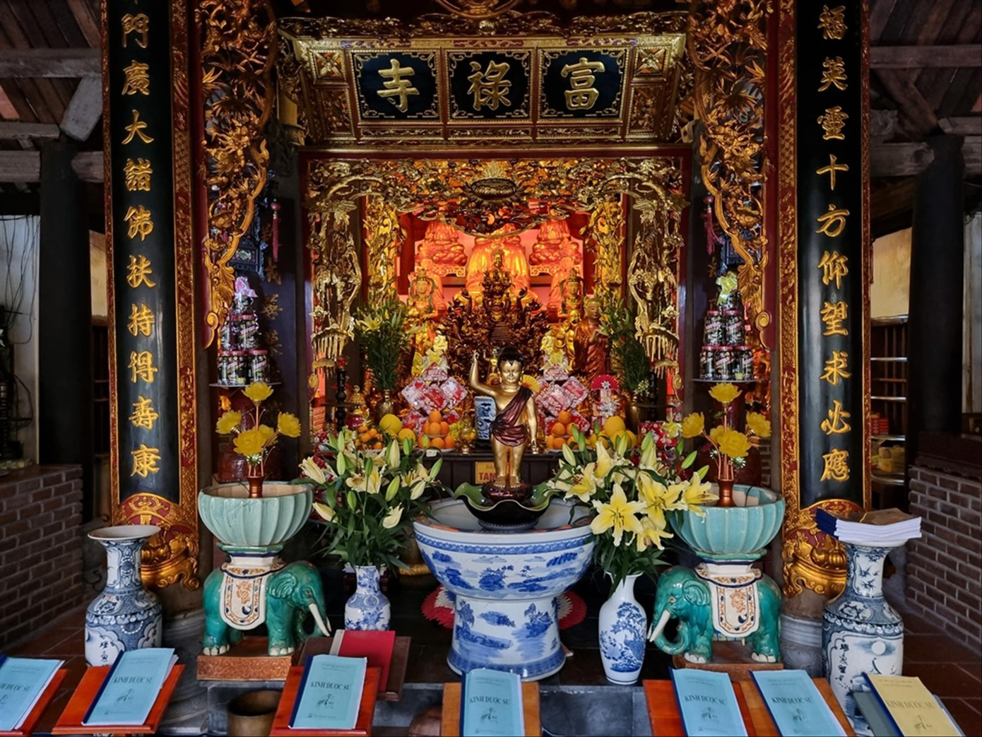 Ngôi đền nơi thờ bà Nghi Địch tổ nghề nấu rượu Phú Lộc.