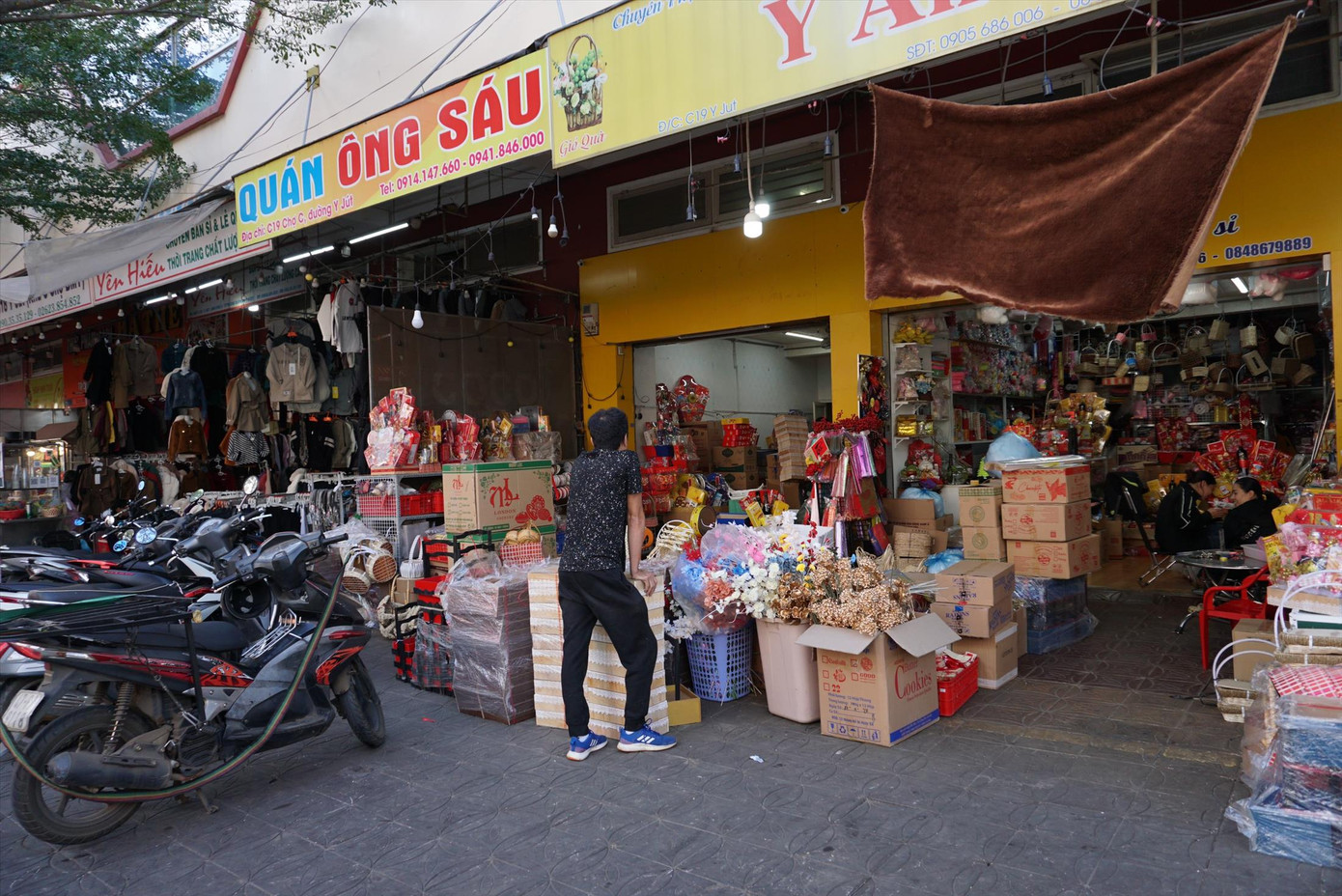 Dãy cửa hàng bánh kẹo Tết vắng khách