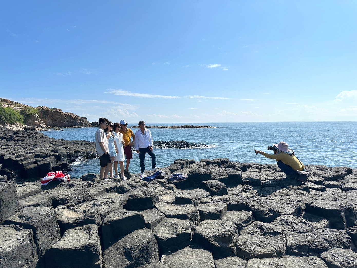 Du khách chụp ảnh ở Gành Đá Đĩa. Ảnh: Như Ý Du khách chụp ảnh ở Gành Đá Đĩa. Ảnh: Như Ý