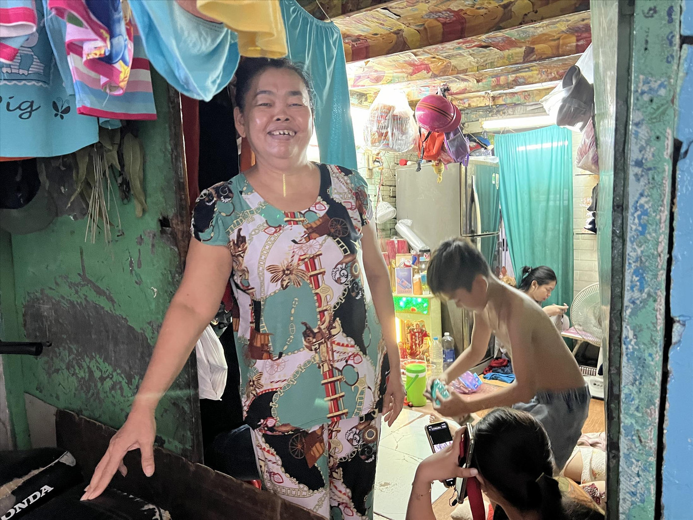 Căn nhà 10m2 của bà Hồng hiện đang có 19 người chen chúc nhau cùng sinh sống. Ảnh: U.P Căn nhà 10m2 của bà Hồng hiện đang có 19 người chen chúc nhau cùng sinh sống. Ảnh: U.P