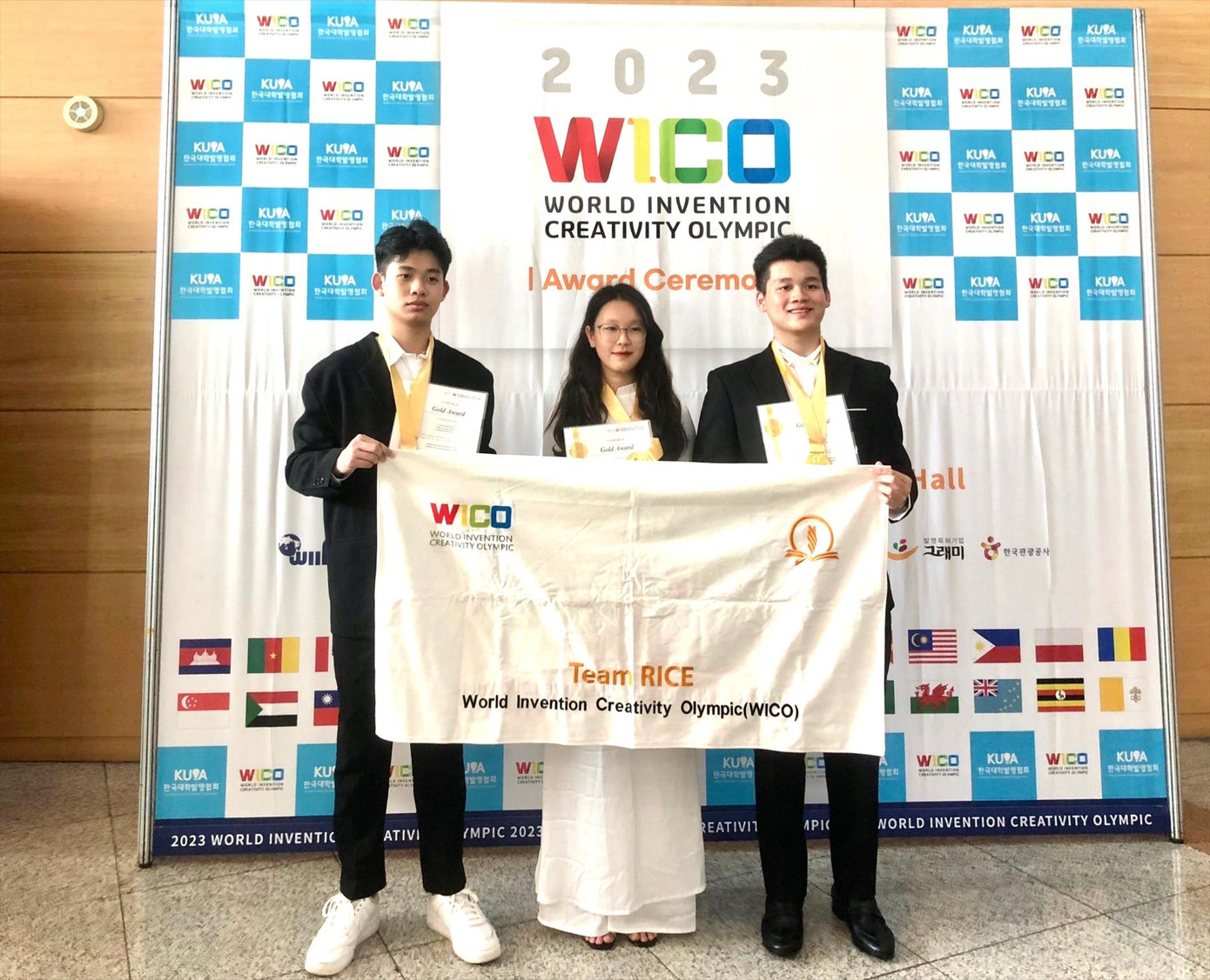 Mạc Lương Hà Anh cùng bạn học xuất sắc giành Huy chương Vàng và Giải đặc biệt kì thi Olympic phát minh và sáng chế thế giới, được tổ chức tại Hàn Quốc