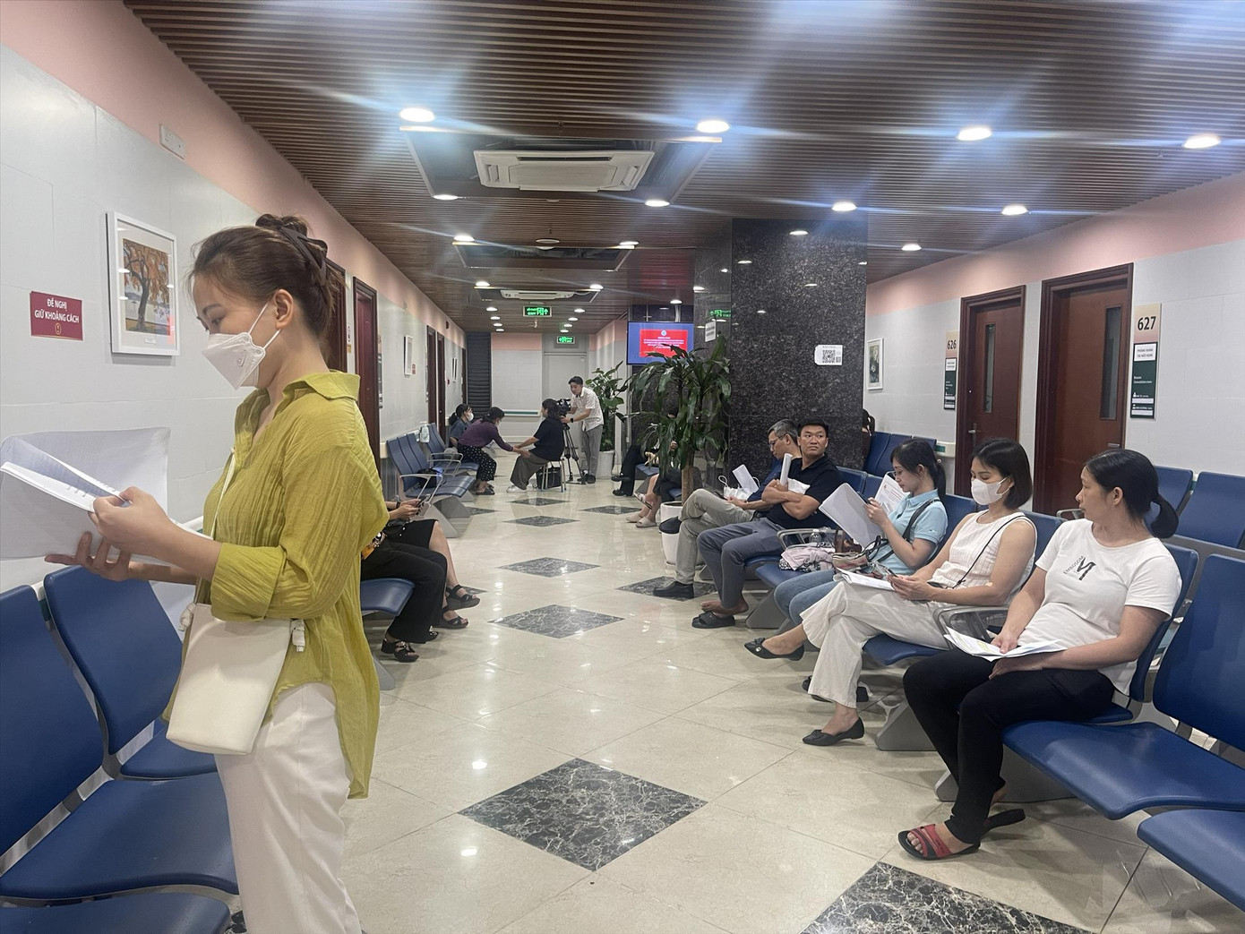 Nhiều bệnh nhân đến khám trong buổi đầu BV Bạch Mai mở khung giờ khám mới. Ảnh: Thái Hà Nhiều bệnh nhân đến khám trong buổi đầu BV Bạch Mai mở khung giờ khám mới. Ảnh: Thái Hà