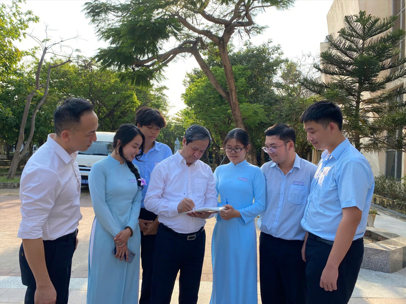 Bộ trưởng Bộ GD&ĐT Nguyễn Kim Sơn trò chuyện với học sinh Trường THPT Chuyên Lê Quý Đôn (Đà Nẵng) Bộ trưởng Bộ GD&ĐT Nguyễn Kim Sơn trò chuyện với học sinh Trường THPT Chuyên Lê Quý Đôn (Đà Nẵng)