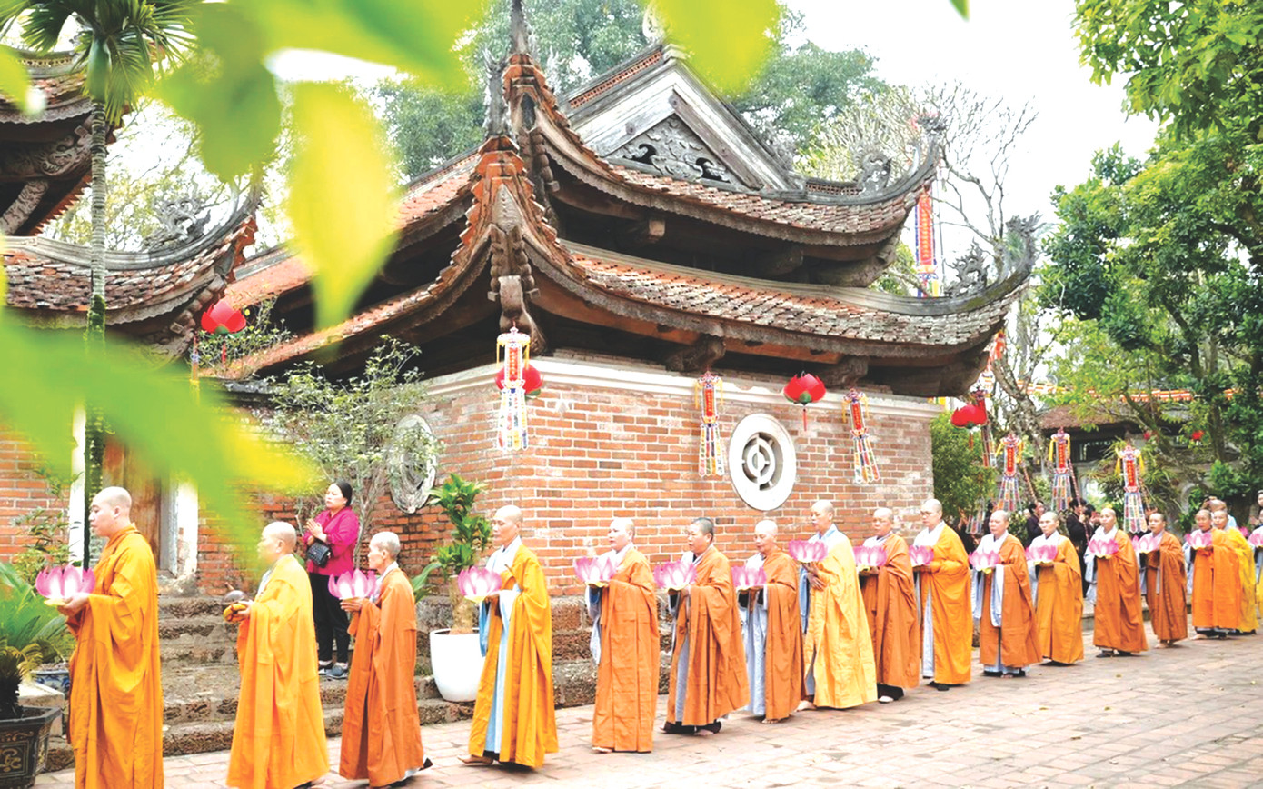 Lễ khai hội chùa Tây Phương năm 2024 thu hút đông đảo du khách. Ảnh: Huyện Thạch Thất